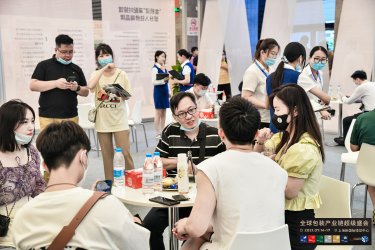 金桥梁采配对接馆内供应商与采购商洽谈